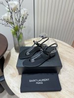 24Ss新款saint Lauren*Cassandra Ysl钻扣夹脚平底凉鞋 这款平底凉鞋，搭配t型饰带足弓带和可调节搭扣，正面点缀金属水钻扣！ 鞋面：真丝