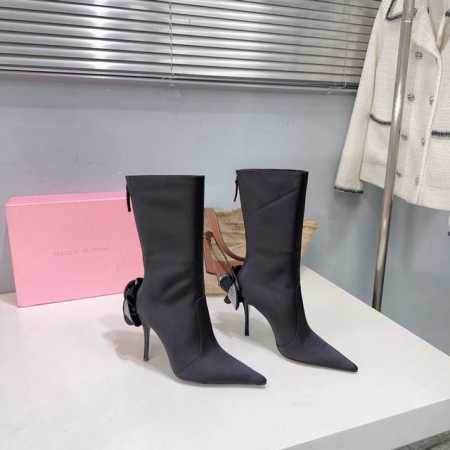高品质出厂 ！小众潮牌Magda Butr25春夏走秀系列后跟花朵高跟真丝尖头短靴！作为品牌创始人以她独特的方式重新定义了女性特质。她将过去与未来、极简主义与性 - 点击图像关闭