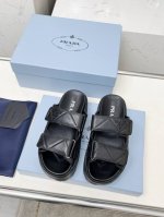 prada 普拉达2025春夏新款拖鞋魔术贴凉鞋 最新走秀款，经典升级 舒适度与时髦度并存 每个颜色搭配都好看，设计搭配不同风格需求 鞋面：原版定制牛皮 内里: