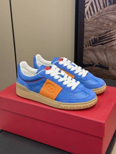 出厂 顶级版 valentin O Ss24 New Arrival v家 春夏德训鞋新品 情侣款 舒适好穿经典百搭不挑人 小牛皮材质 质感拉满 恰到好处的细节