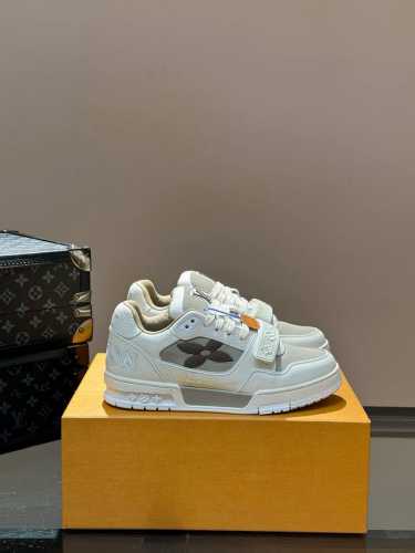 实价 码数38-46新款lv Trainer 系列运动鞋出货，本款 Lv Trainer 运动鞋以正绒面和粒面牛皮革重绎 Virgil Abloh 的经典之作，