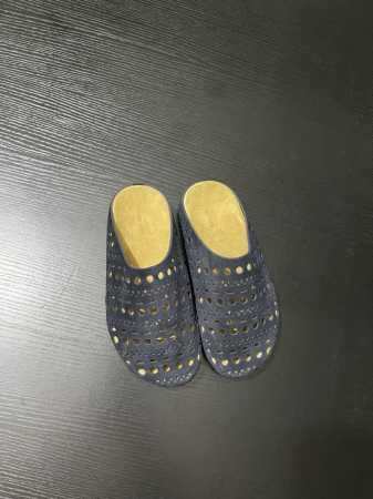THE ROW这双穆勒拖鞋，浅米色麂皮材质，质感满满。独特的镂空圆孔设计，打破单调，为整体造型增添灵动感 。一脚蹬的便捷款式，轻松适配各种夏日出街look，时髦 - 点击图像关闭