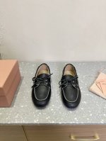 Miumiu 缪缪 25ss走秀新款 复古小皮鞋乐福鞋 豆豆鞋 折射现代摩登之美，打破固有刻板印象大胆延展，带来丰富的多元性创作。新一季系带帆船皮鞋，灵感来源于
