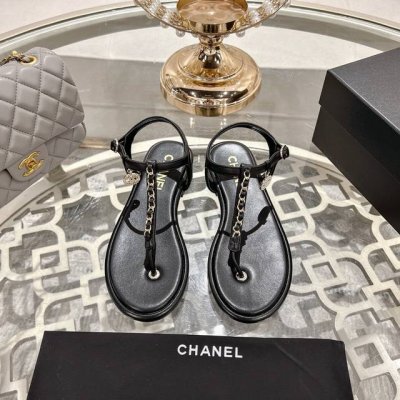 chanel 小香 最新走秀时装 链条装饰 顶级品质 精确到1 1 轻奢而不累脚 上脚可随意搭配春夏的服饰 更加彰显质感和品味 简约中带奢华的外观 哪怕只是一款