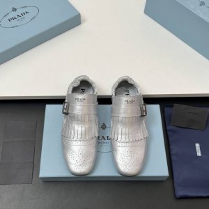 工厂价 顶级品质！Prada 25ss 普拉达走秀款复古布洛克雕花皮鞋系列25年专柜走秀款 复古感时髦满满 随意百搭 时尚休闲 独到味道 轻松驾驭 休闲时髦 两