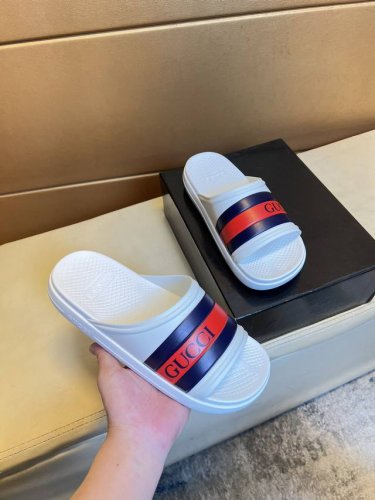 Gucci古奇拖鞋 男鞋高端品牌 官网1:1最新力作：原版开模定制，面料釆用进口原版材料制作，升级版tpu大底，更轻便，防滑。市场顶级品质，简单不失品味，潮人必