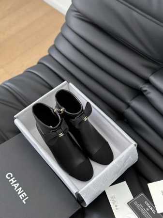 Chanel 24A秋冬新款蝴蝶结短靴 经典系列永不过时，上脚百搭。 鞋面内里羊皮，真皮大底，跟高7.5Cm左右。 Size:35-39 其他码数 - 点击图像关闭