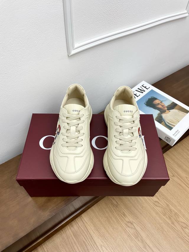 510 男10龙年限定顶级版本Guccirhyton运动系列复古情侣老爹鞋。老爹鞋有多火就不用说 很经典！从来不会过时～出入无压力～无敌百搭～上脚非常舒适～显高