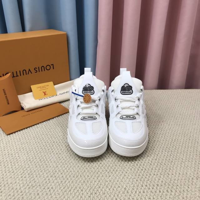 P530，升级版情侣Lv路易-威登 Pk市场一切版本 走秀新款 篮球板鞋 原版1：1开发复刻！！上脚非常舒适 做工精细 鞋面由意大利进口小牛皮拼接，♀侧边饰有品