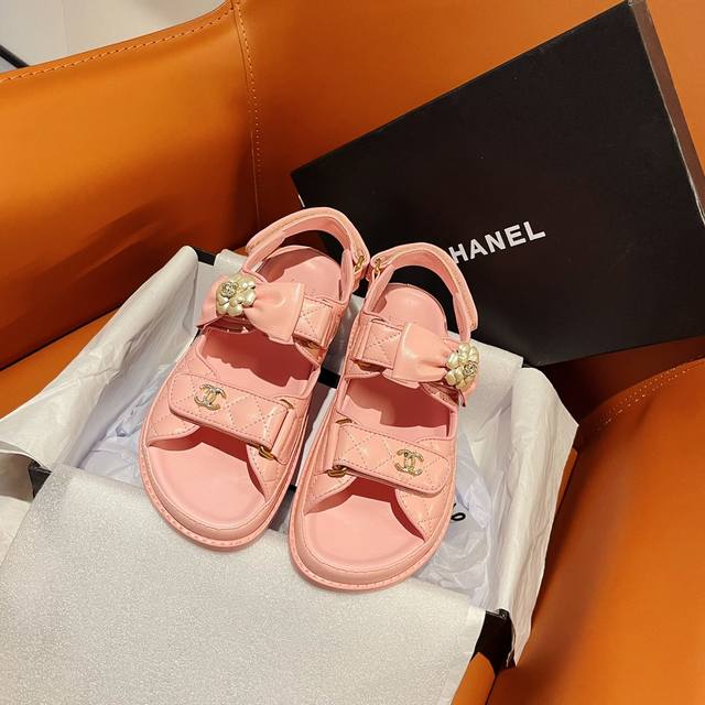 工厂P直销 P390 Chanel 香奈儿 23新 厚底魔术贴凉鞋顶级专柜品质 每年必入的经典款之一！扣搭配设计 更加彰显和品味～所有材质都根据原版定制！购入正