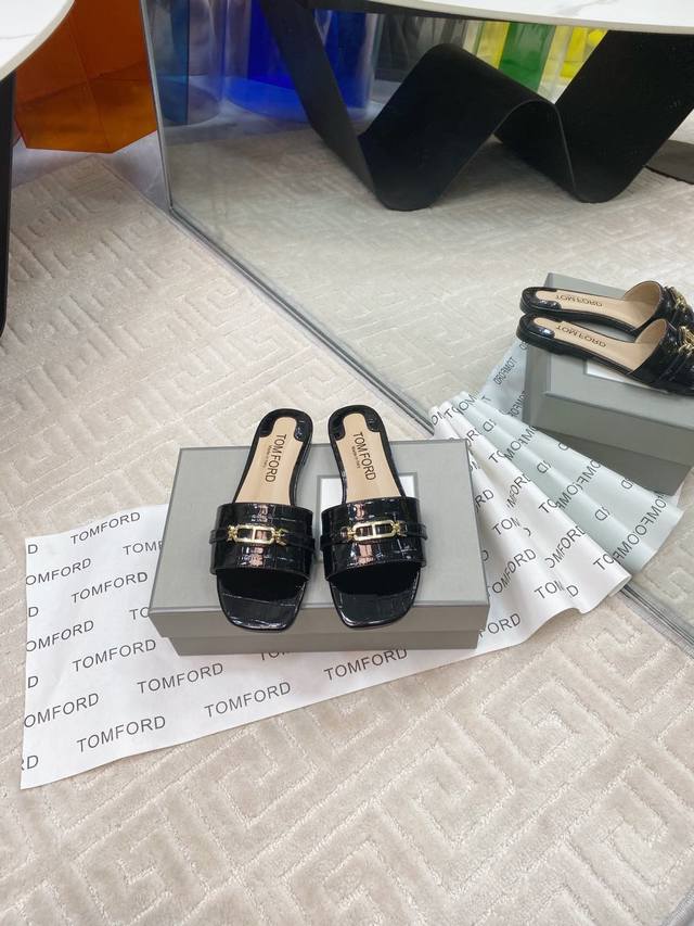 出厂360 Tom Ford女士Whitney 平底拖鞋 随意 洒脱 平底简约是他的代名词 中间夹着一颗百搭随性这种细节之外、鞋型整体都狠秀气不笨重。 鞋面:压