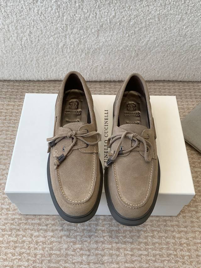P390Brunellocucinelli 源自乐福鞋的经典灵感定义了这款新胶底鞋的现代优雅风格。珍贵的进口小牛京皮上展现着别致的斑驳，与超轻盈的天然橡胶鞋底。