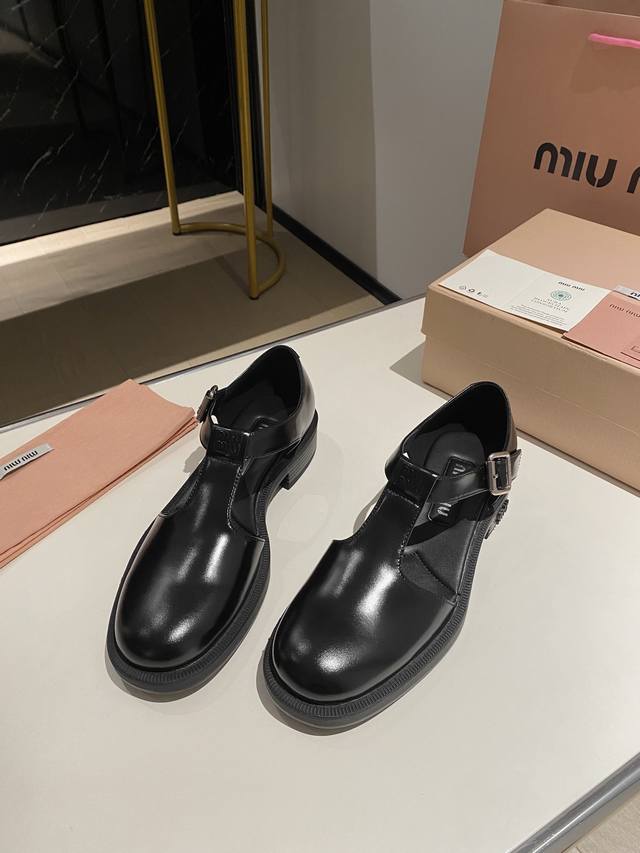 出厂价P P350Miumiu 夏季孟克皮鞋，英伦复古、巴洛克雕花元素 又美又飒！酷炸街！惊为天人！ 鞋面虽是邦邦硬挺，但穿起却很舒适.牛皮面牛皮里 原版模具橡