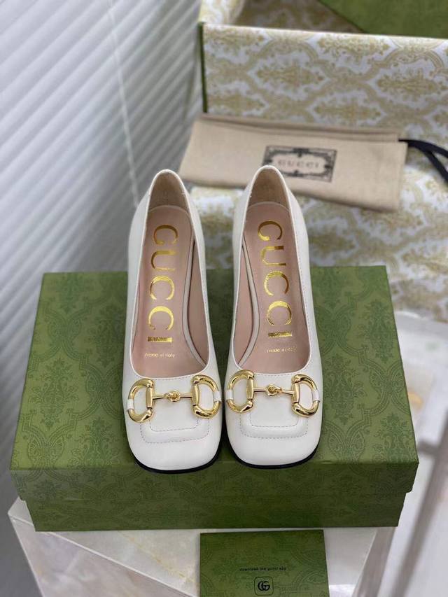 21Ss最新款 Gucci 古琦 古驰，官网同步，高端、百搭、时尚粗跟高跟鞋 1:面料：高级牛皮 2:内里：垫脚 羊皮里 3:跟高：7.5Cm，电镀金色+牛皮