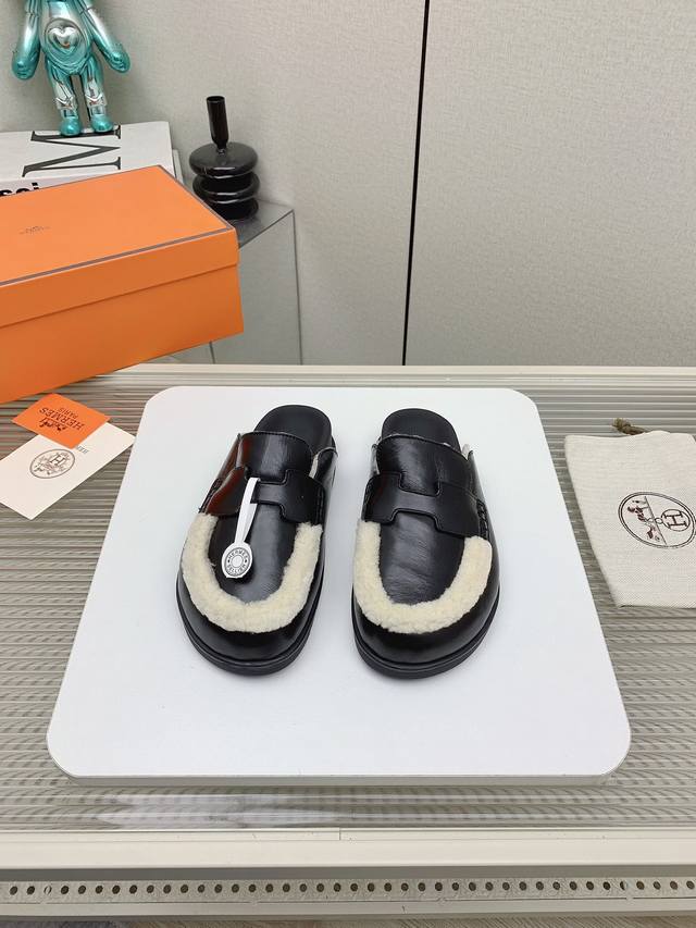 出厂女款390男款400 顶级版本 H家 2025秋冬新款 Herme*S最近火到不行的情侣款二舅鞋- 凉鞋,搭配各种彩色袜子，潮爆了 鞋面：进口小牛皮 内里：