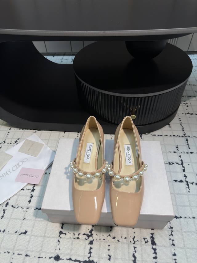 代购级 Jimmy Choo 周仰杰经典珍珠粗跟玛丽珍鞋 我相信所以女孩们都受不了珍珠诱惑吧 这款自带知性优雅气质 上脚非常小女人 鞋子最大的亮点就是脚背跟鞋跟