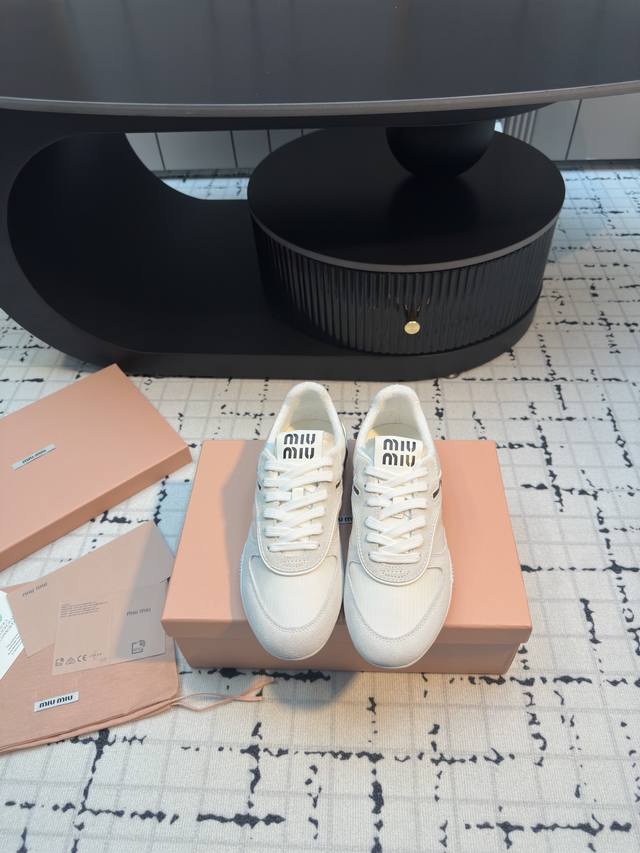 代购级 Miu Miu 25Ss 春夏新款走秀Miumiu 德训 休闲鞋 秀场工艺来自Miu Miu系列的细节特写 新季的潮流要素一 与此刻挚爱的概念，多元对撞
