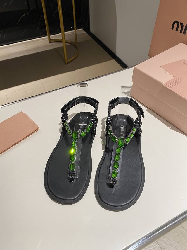 出厂钻链300绳子190原版一比一复刻 Miumiu夏季新款，全球最火夹趾凉鞋， 出现在各大时装杂志封面 、小红书博主都在推荐、闭眼入都是不会后悔Zp开发鞋型、