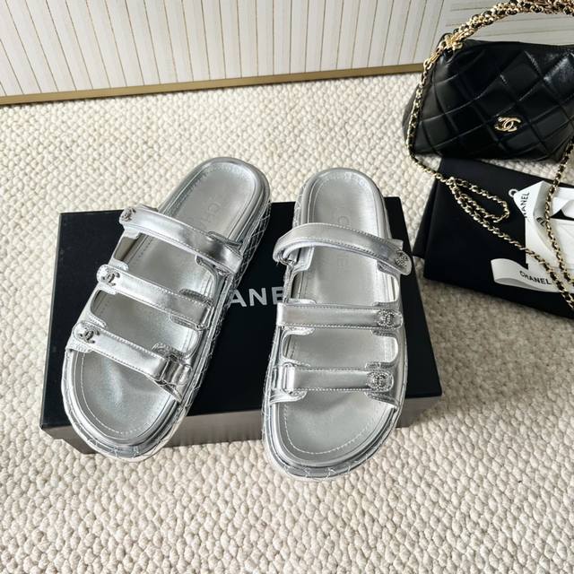 390 Chanel香奈儿24年新款Cc小香家三带水钻扣厚底凉拖鞋 正码:35-39订做40.41.42