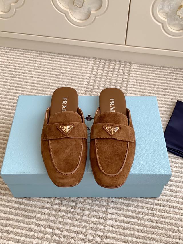 P350 拖鞋 Prada 普拉达 新品三角标穆勒包头拖鞋 乐福鞋 材质与工艺： 进口小牛皮 羊京面 羊皮内里 Zp开模生胶大底 Size：35-39 40 4