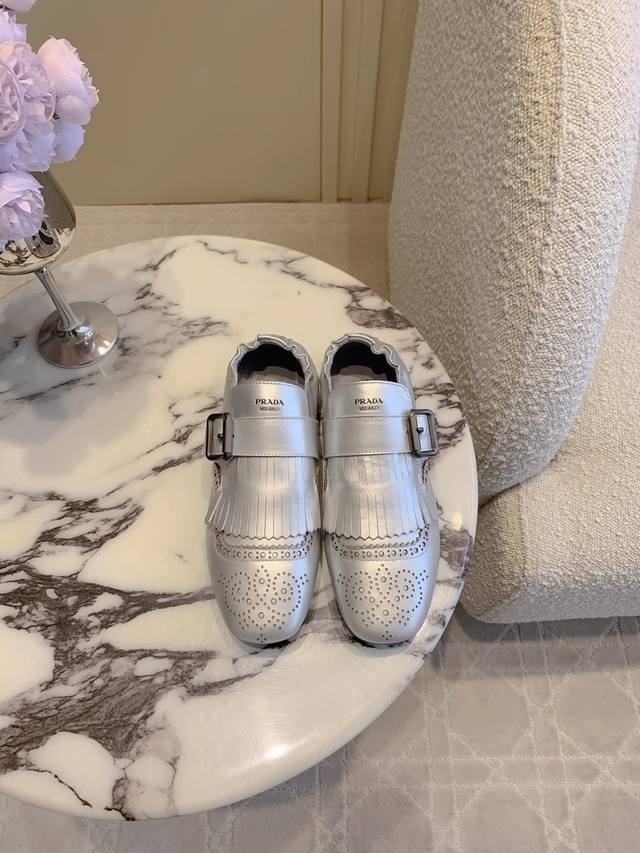 女款拖鞋 P340 单鞋 P350 男款拖鞋 P350 单鞋 P360 Prad*走秀款做旧流苏雕花平底鞋 复古时髦感满满 可随意搭配 慵懒感高级感稳稳拿捏 上