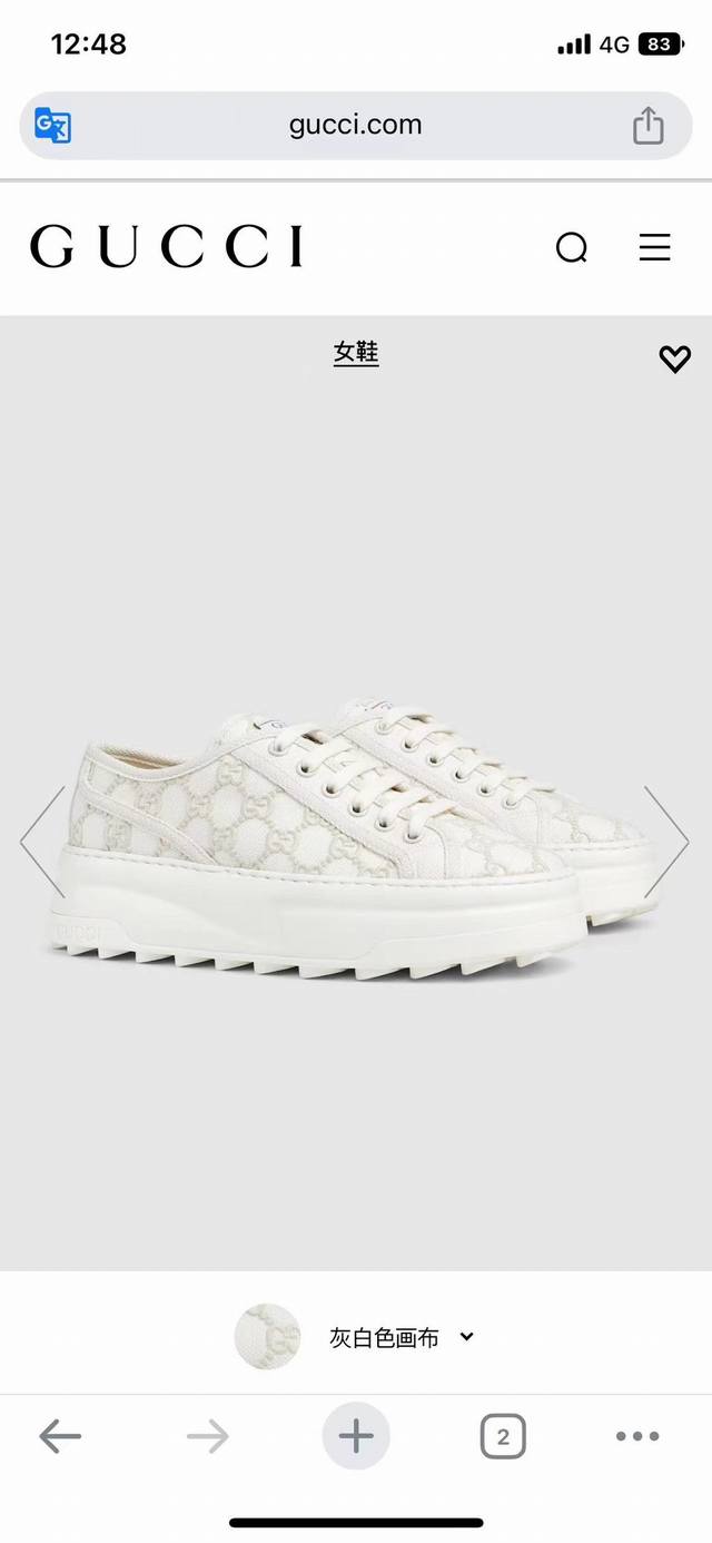 P330 女式 Gucci Tennis 1977 灰白色帆布Gg 刺绣运动鞋 这款厚底运动鞋饰有精致的 Gg 刺绣，突显品牌最具代表性的标志之一。采用浅粉色帆