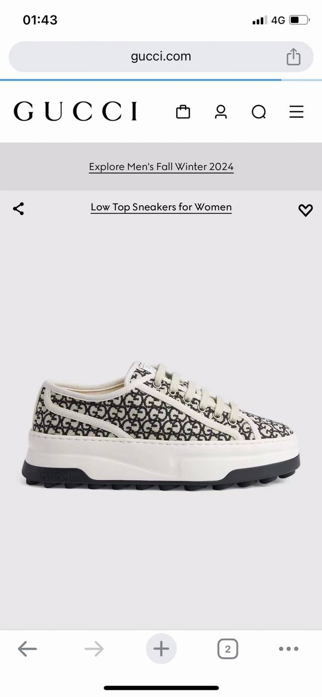 P330 女式 Gucci Tennis 1977 运动鞋 引人注目的轮廓，灵感源自网球场。这款低帮运动鞋采用引人注目的浅米色和黑色 Gg 提花面料，配有厚底和