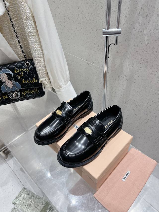 350 高版本Miumiu乐福鞋 这季度的Miu简直都太绝了 全系列陆续开始上新 全系列原版购入开发 重磅 开边珠牛皮&原版漆皮 内里羊皮 原版独家开模大底 四