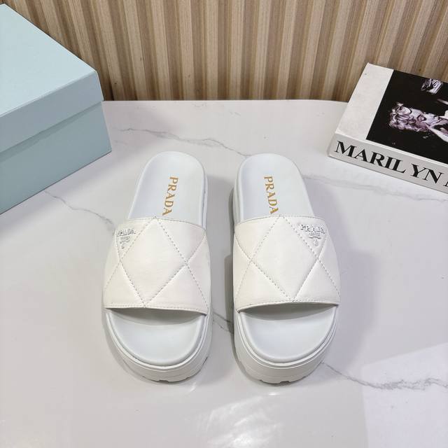 340Prada 普拉达25Ss夏季新款情侣款沙滩厚底勃肯凉鞋 这个鞋型真的属于经典不会过时的设计而且符合当下大家这种追求舒适，健康的穿着理念，被很多国内外的明