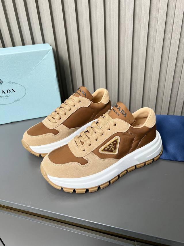 P360 上新了 情侣款 Prada 普拉达Ss 秋冬新款德训鞋 休闲鞋官 面料：鞋面进口麂皮 羊皮内里 大底吸模，抽真空 超轻耐磨 双色 防滑底， 码数：35