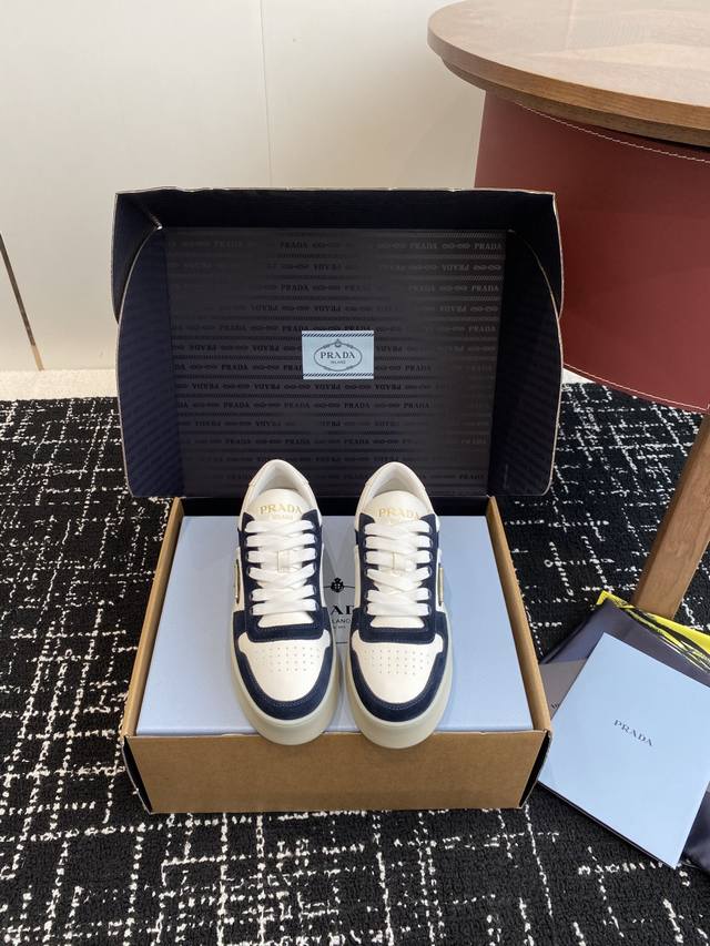 东莞代购级520 官网同步盒包装 Prada 25Ss P家 25春夏厚底小白鞋 德训风格 麂皮和光面皮拼接撞色，细节感跟好 三角标点缀，简单高级！ 关键上脚超