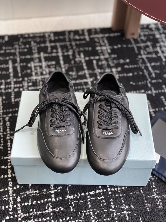 代购级340 Prada 普拉达新款德训鞋 鞋面羊皮有肌理感，内里羊皮包裹，软软糯糯的 鞋垫加厚小羊皮，踩上去无比舒适，有支撑感，又包裹得很好的感觉 鞋型包裹感