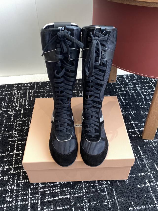 代购级短款360 长款420 Miu Miu 25Ss 春夏新款走秀Miumiu 德训 拳击靴 秀场工艺来自Miu Miu系列的细节特写 新季的潮流要素一 与此