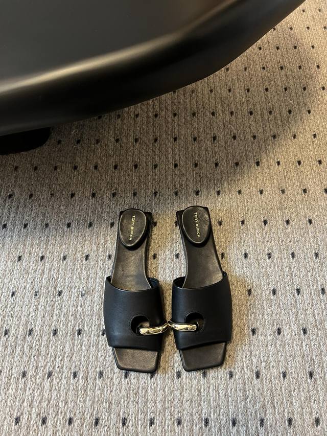 360 Toryburc*秀款鞋跟倒置于鞋底戒指拖鞋 这款拖鞋不仅时尚，它采用了倒置式的设计，将鞋跟倒置于鞋底 这种设计不仅独特而且时尚，给人一种别具一格的感觉
