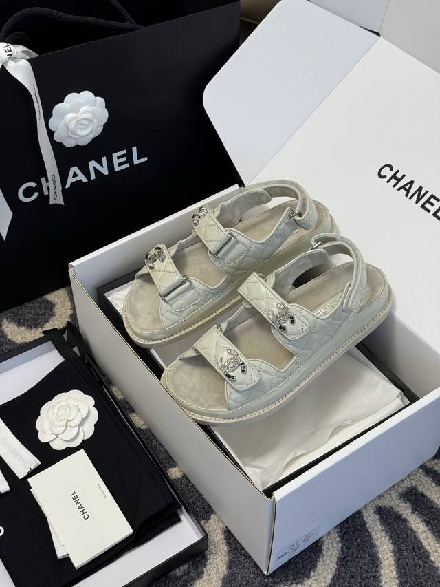 490搭配飞机盒 顶版Chanel 25P New Arrival 小香沙滩凉鞋25春夏新版满 水钻双C Logo简直不要太美啦； 油腊皮，质感真的超级好啊！