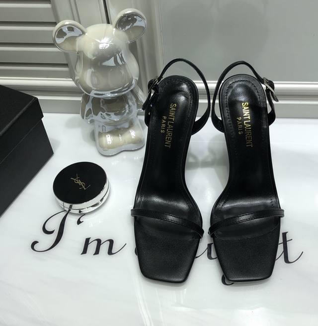 冲量价: P350 Saint Laurent 圣罗兰新新增凉鞋款Ysl字母 Logo 鞋跟搭配方形鞋头，纤细的脚踝绑带将能够拉长脚部线条。材料采用进口鞋面牛漆