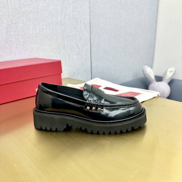 冲量价: P360 Valentino 华伦天奴早春时尚爆款一脚蹬乐福鞋火爆上新 气质百搭款 上脚立马Slay全场 超简约设计越穿越耐看！时尚 利落的感觉淋漓尽