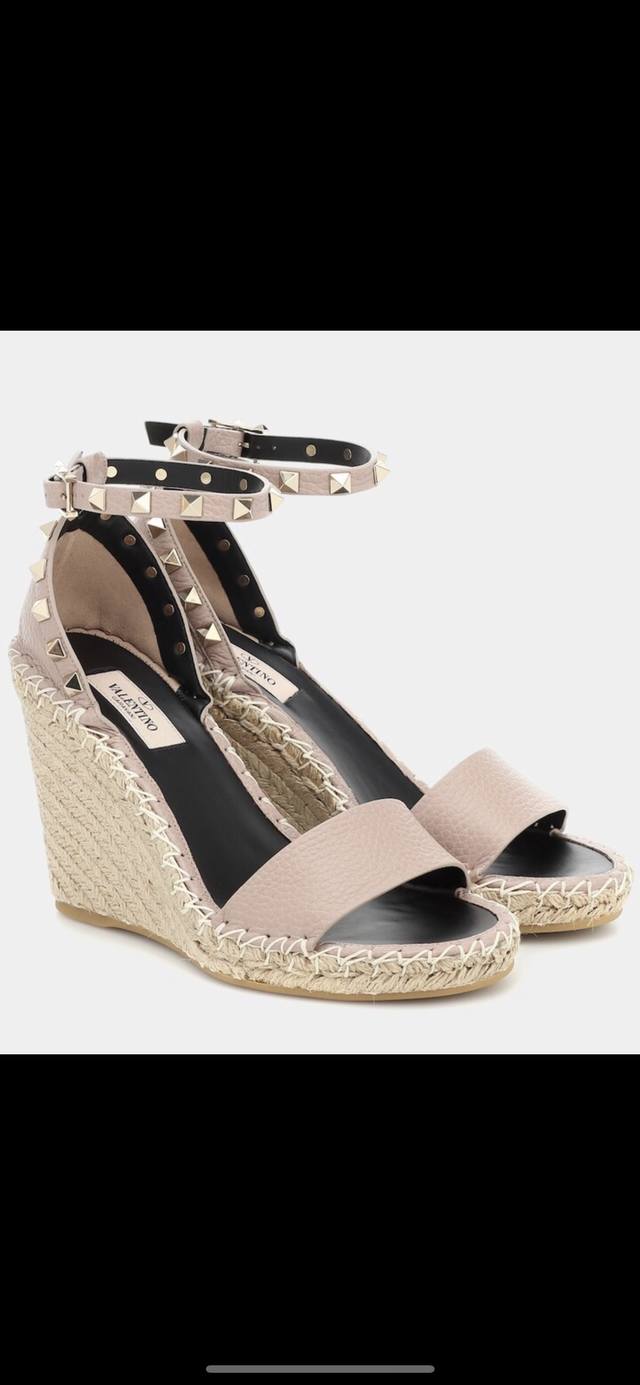 390 官网图 Valentino Garavani 荔枝牛皮系带坡跟凉鞋 - 金属效果工艺处理铆钉装饰 - 麻绳包裹坡跟 - 可调节小牛皮系带 - 坡跟防水台