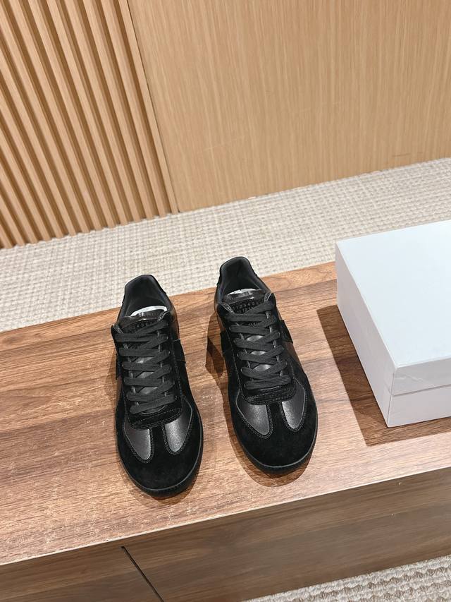 顶级品质350 情侣款# Mm6复古德训鞋 这双Replica是牛皮拼接的德训鞋 鞋型整体特别简约复古 是一双适合和质量并存的休闲鞋 上脚巨舒服 鞋面：进口牛皮