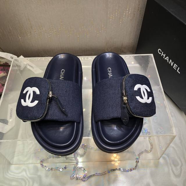出￥ P290Chane*25C春夏新品包包魔术扣拖鞋.小香Logo点缀 简约大气 ！厚底上脚增高 立显大长腿效果！ 鞋面：牛仔布 内里 垫脚：羊皮 大底：原版
