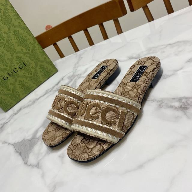 330 Gucci 古奇 最新方头粗跟凉拖鞋，一贯的时尚.简约.大气.百搭 鞋面为水洗牛仔布刺绣，内里为水染羊皮，真皮大底 跟高：1.5Cm 码数：35 39码