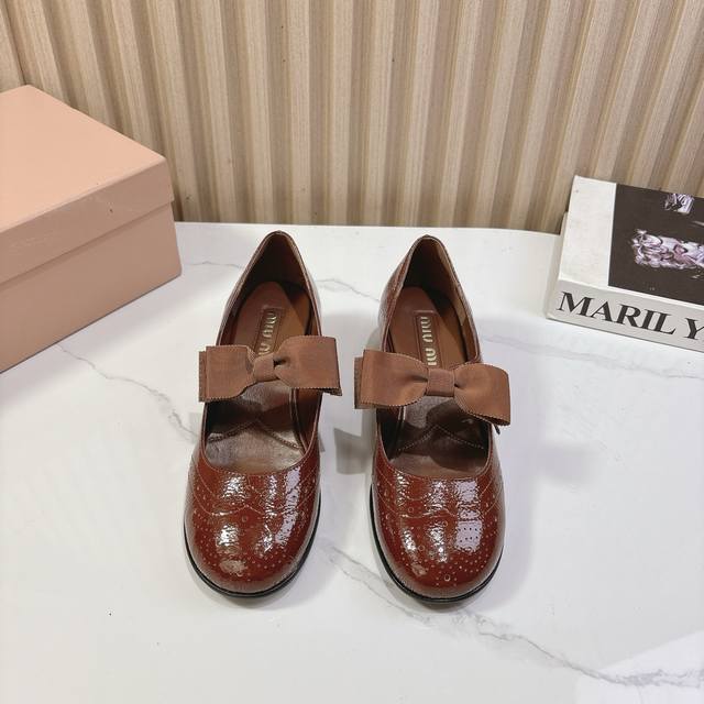 380Miu Miu 缪缪 25Ss早春新品 复古玛丽珍粗跟单鞋 缪家高货 顶级工艺打造精品质感 无敌舒适 绝对是一见钟情款！时尚百搭，人手必备！ 鞋面：顶级头