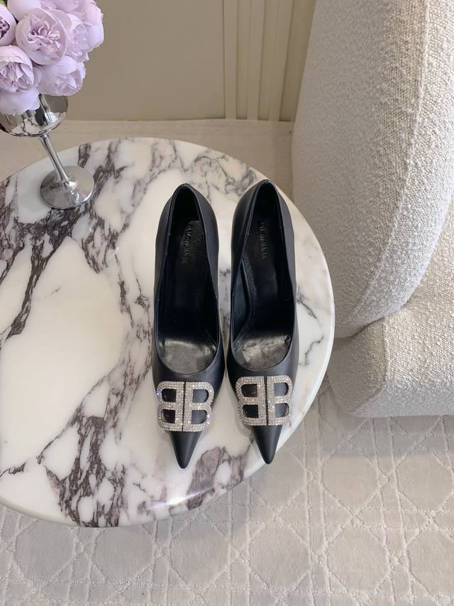 出厂价P P390 Balenciag*经典款高跟单鞋 小尖头设计拉长腿部线条 经典双B扣装饰大气又耐看 鞋面小牛皮 内里垫脚羊皮 意大利真皮大底 跟高9.5C