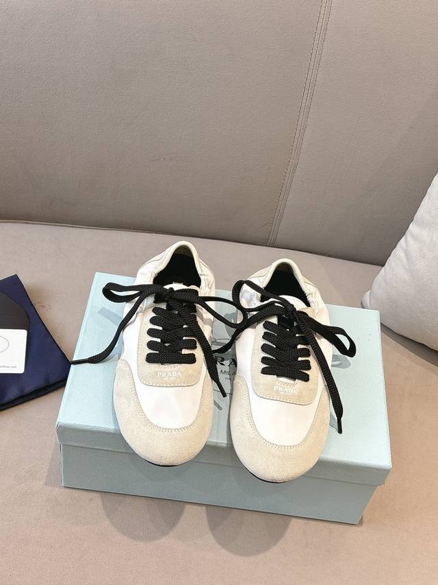 白色 330 十色 Prada 普拉达新款德训鞋 鞋面麂皮有肌理感，内里羊皮包裹，软软糯糯的 鞋垫加厚小羊皮，踩上去无比舒适，有支撑感，又包裹得很好的感觉 鞋型