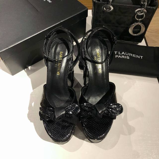 490 Saint Laurent 圣罗兰 Ysl专柜主打款防水台恨太高绑带凉鞋。高端定制顶级品质。延续家族经典鞋面蝴蝶结设计，简约大气，防水台超高大粗跟让Mm