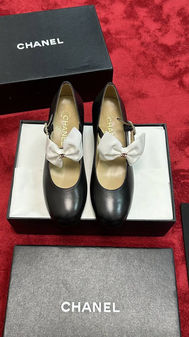 厂价 P380 Chane*｜小香24P秋冬新品走秀 蝴蝶结水钻玛丽珍鞋 本年度最美玛丽珍鞋 无法抗拒的高级与优雅 无论是搭配牛仔裤百褶裙 还是穿去较正式场合都