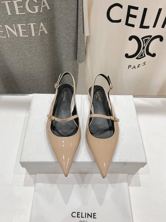 高版本出厂380 Celine 赛琳2025Ss夏季新品简易尖头平底凉鞋单鞋～ 复古简约又时尚 上脚舒适.百搭.显瘦，超有气质～百搭日常着用都是一绝的单品！小平