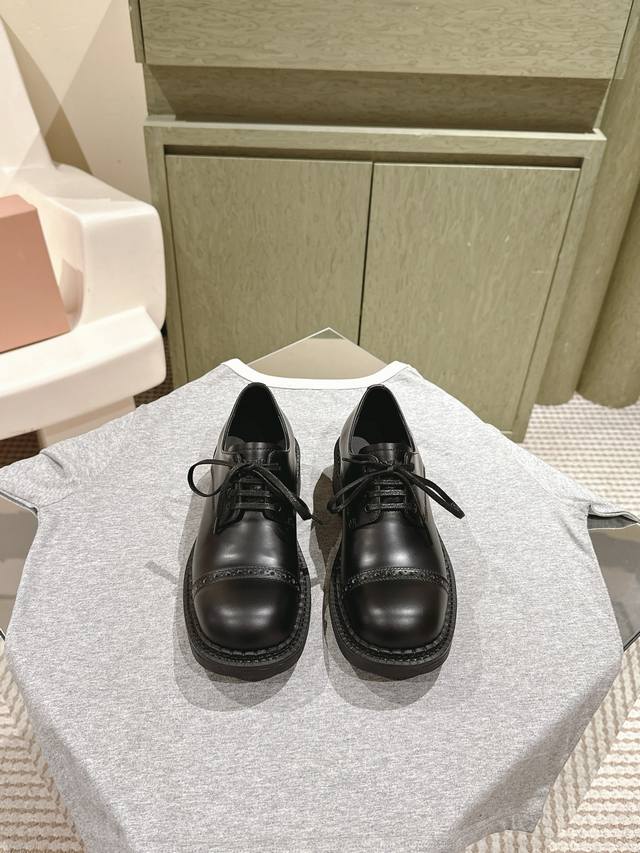 390 Miumiu 225 缪缪英伦简约风机车乐福鞋粗跟圆头中性十足！百搭款 怎么穿都好看今夏时髦精最爱 看起来不怎么舒服 上脚超级舒服 超级重工，鞋面激光冲