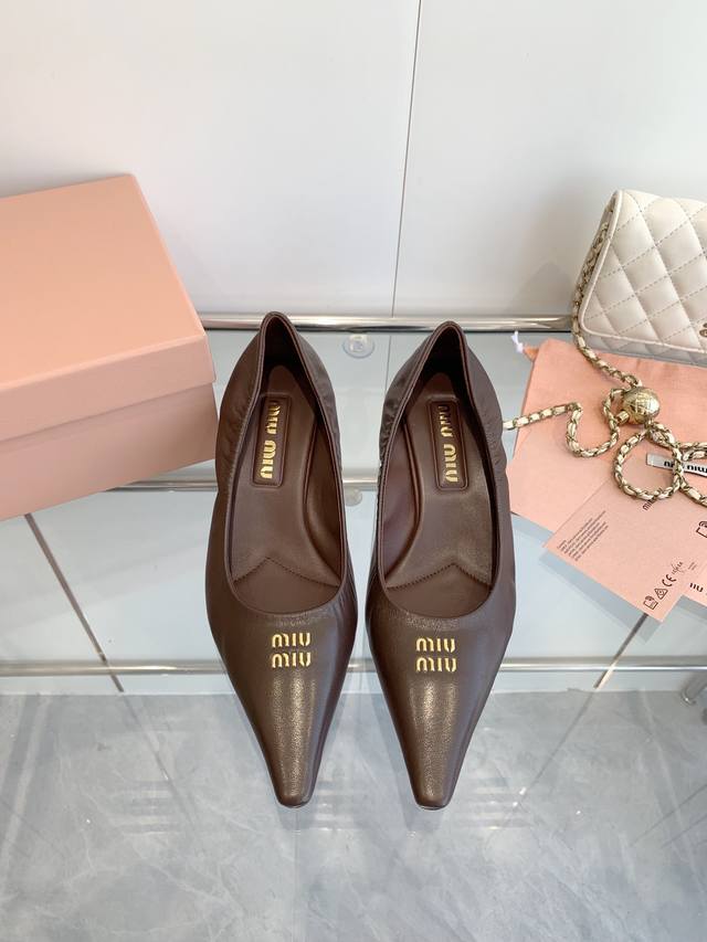 P350Miu Miu 缪缪 25 Ss早春新款 尖头高跟鞋走秀款上脚非常完美 面料：原版植柔羊皮 内里垫脚:羊皮 跟高: 5.5Cm 大底：意大利真皮大底 码