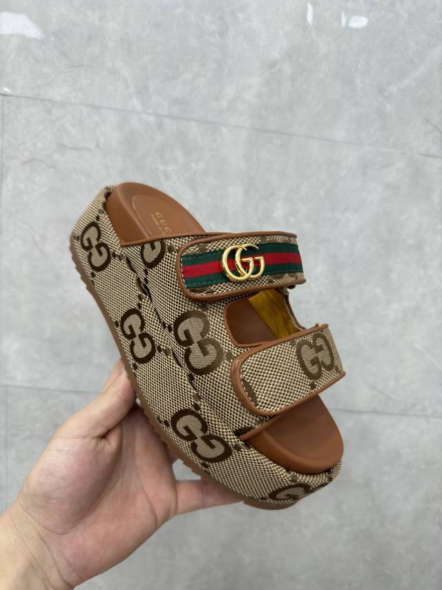 P290 女士 Gg 厚底系带拖鞋 Gucci 女士签名鞋凸显引人注目的主题。通体提花设计带有几何 Gg 图案，饰有创始人姓名首字母。这款厚底凉鞋采用米色和乌木